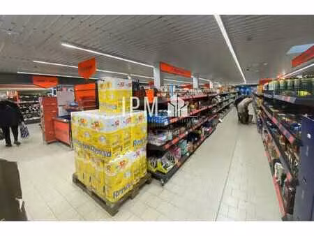 location commerce 687 m²