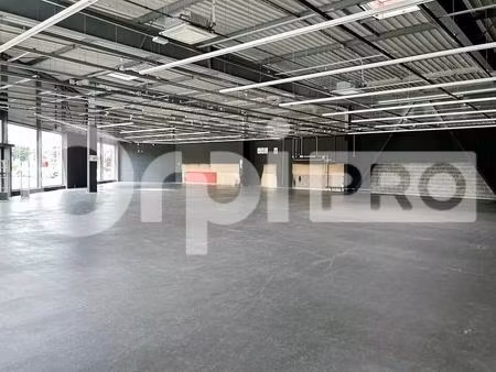 location commerce 675 m²