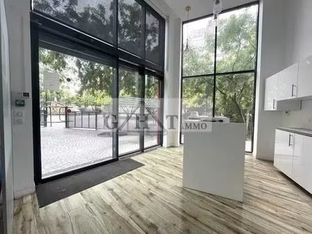 location commerce 160 m²