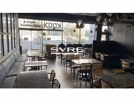 location commerce 157 m²