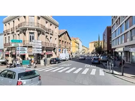 location commerce 2 131 m²