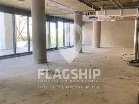 location commerce 162 m²