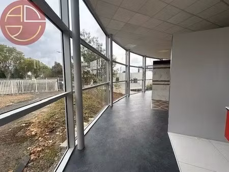 location commerce 915 m²