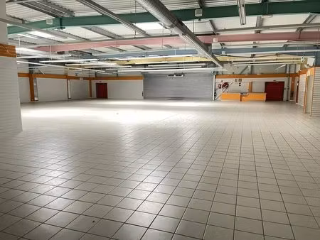 location commerce 900 m²