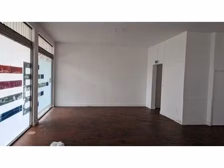 location commerce 159 m²