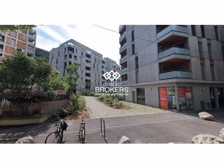 location commerce 118 m²