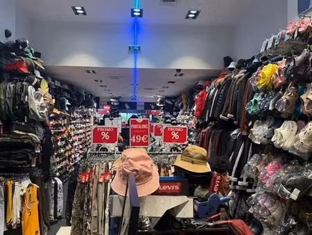 location commerce 136 m²