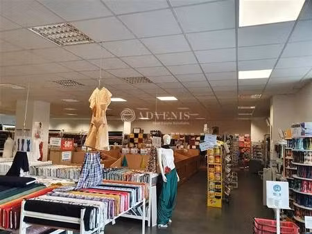 location commerce 298 m²