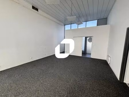 location commerce 65 m²