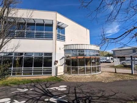 location commerce 1 600 m²