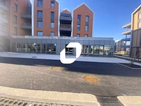 location commerce 147 m²