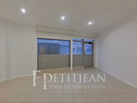location commerce 60 m²
