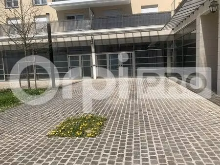 location commerce 117 m²