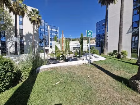 location commerce 939 m²