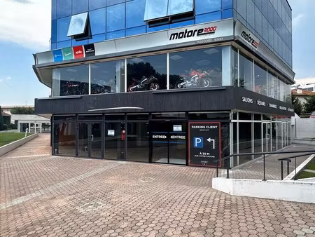 location commerce 845 m²