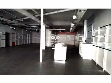 location commerce 220 m²