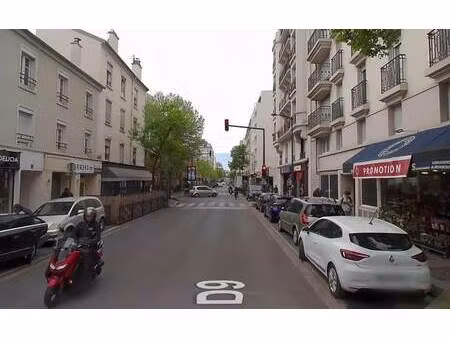 location commerce 243 m²