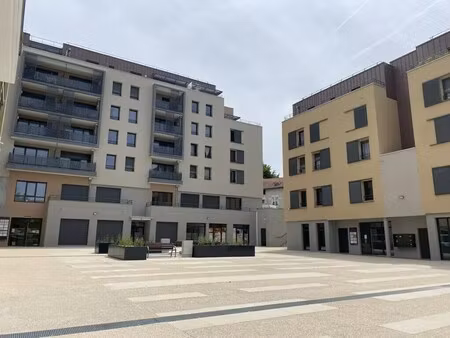 location commerce 27 m²