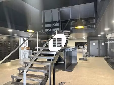 location commerce 689 m²