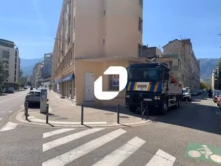 location commerce 698 m²