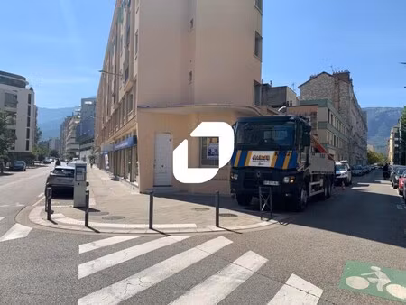 location commerce grenoble 38000 698m²