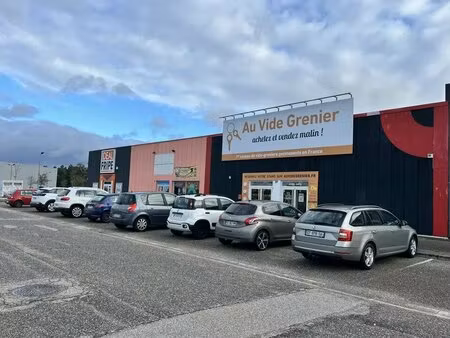 location commerce 303 m²