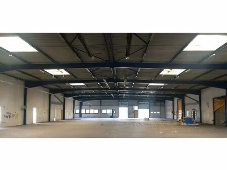 location commerce 1 400 m² à 2 725 m²