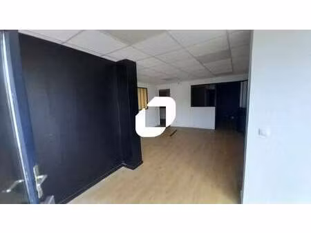 location commerce 56 m²