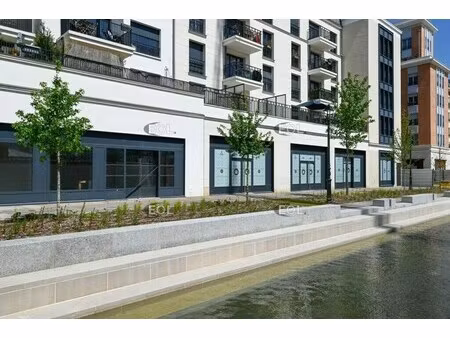 location commerce 100 m² à 676 m²