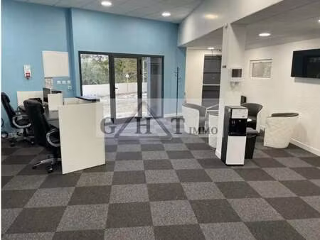 location commerce 150 m²