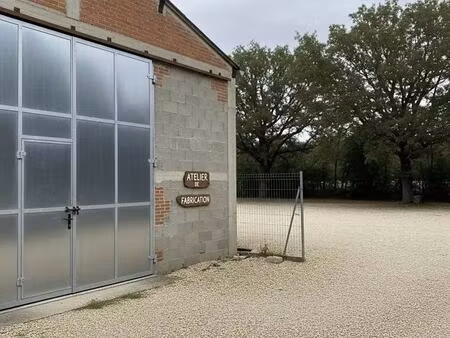 location commerce 93 m²