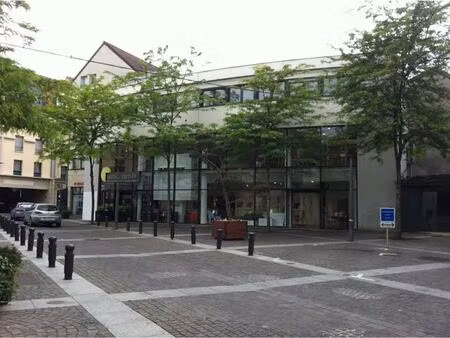 location commerce 592 m²