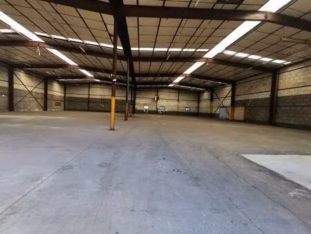 location commerce 1 600 m²