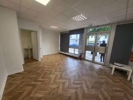 location commerce 27 m²