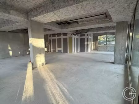 location commerce saint laurent du var 06700 238m²