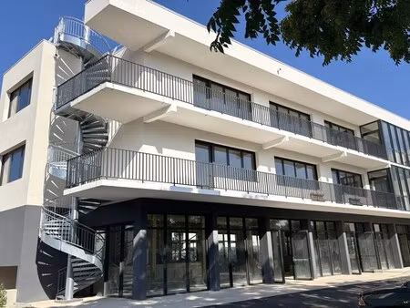 location commerce 121 m²