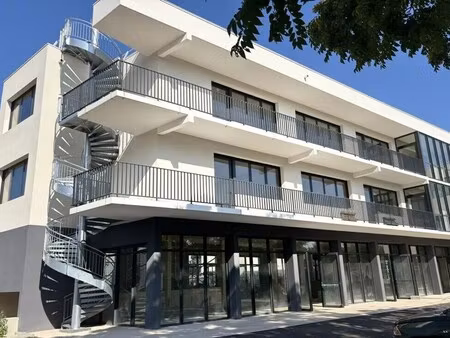 location commerce aubagne 13400 121m²