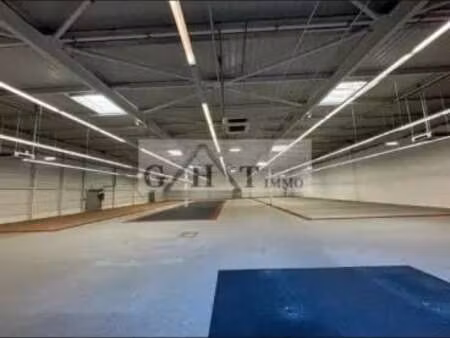 location commerce 1 615 m²