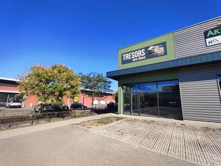 location commerce 127 m²