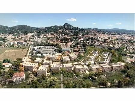 location commerce hyeres 83400 135m²