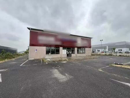 location commerce 780 m²