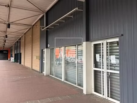 location commerce 898 m²