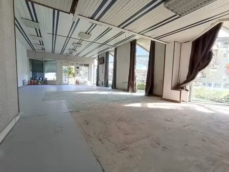 location commerce 218 m²