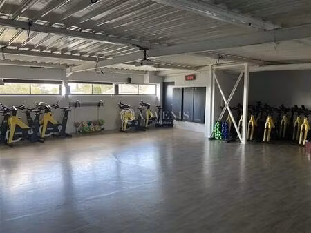 location commerce 900 m²