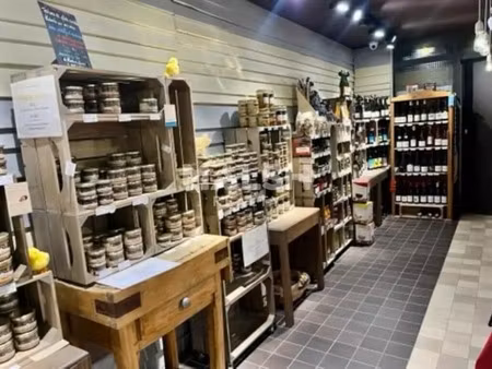 location commerce 93 m²