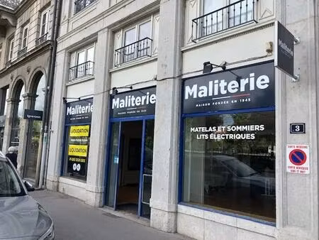 location commerce 120 m²