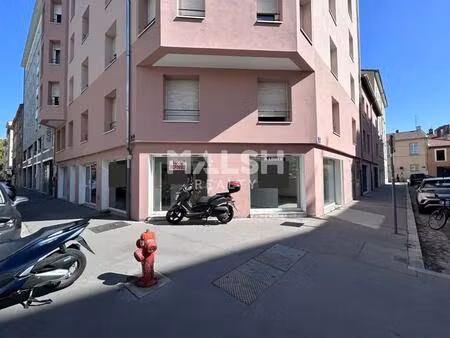 location commerce 92 m²