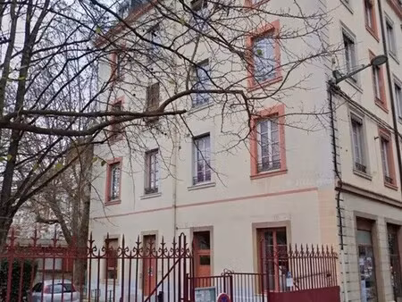 location commerce 136 m²