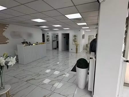 location commerce 155 m²