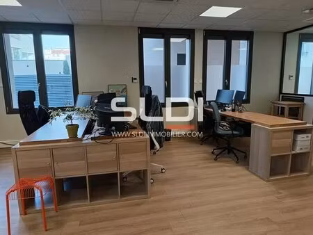 location commerce 105 m²